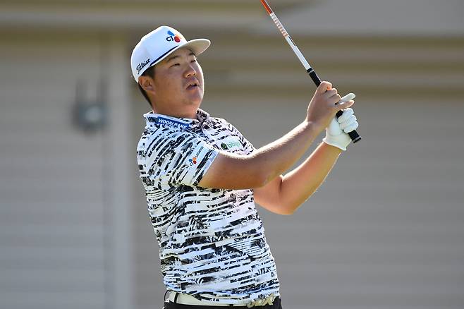 임성재가 11일 미국프로골프(PGA) 투어 새해 첫 대회인 센트리 토너먼트 오브 챔피언스 최종 4라운드 1번홀에서 티샷을 하고 공을 바라보고 있다. /마우이뉴스AP연합뉴스