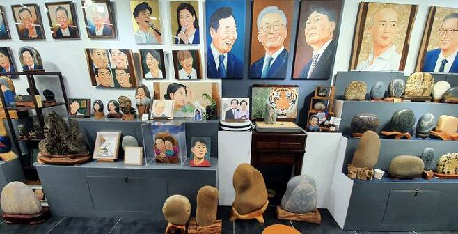 서울시 중구 을지로 한 지하상가의 갤러리에 전시된 그림들. /노석조 기자