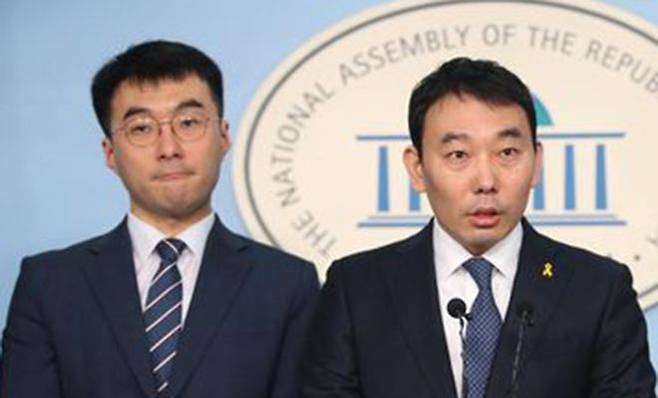 더불어민주당 김남국(왼쪽) 의원과 김용민 의원