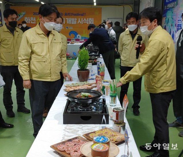 강원 화천군이 산천어축제를 위해 준비했던 산천어를 다양한 식품으로 가공해 판매한다. 지난해 12월 30일 (재)나라에서 산천어 요리 시식회가 열렸다. 이인모 기자 imlee@donga.com