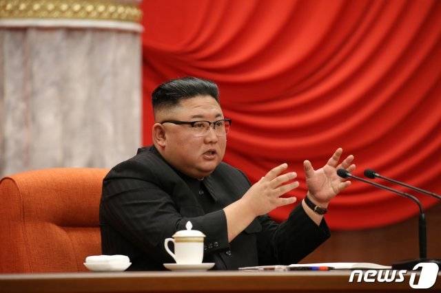 (평양 노동신문=뉴스1) = 김정은 북한 국무위원장이 지난 10일 전원회의를 진행했다고 노동당 기관지 노동신문이 11일 전했다. [국내에서만 사용가능. 재배포 금지. DB 금지. For Use Only in the Republic of Korea. Redistribution Prohibited] rodongphoto@news1.kr