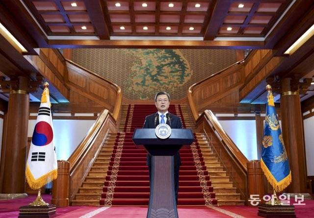 11일 청와대 본관에서 신년사를 발표하는 문대통령.2021.1.11.청와대사진기자단