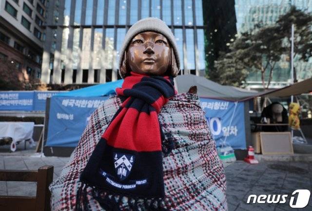 일본군 위안부 피해자들이 일본 정부를 상대로 제기한 손해배상 소송이 정식 재판에 회부된 지 약 5년 만에 1심에서 승소한 8일 서울 종로구 옛 일본대사관 앞 소녀상에 목도리가 둘러져 있다. 2021.1.8/뉴스1 © News1