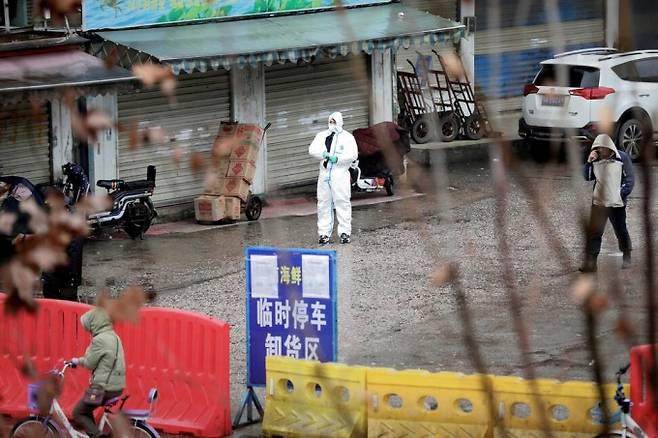 중국 후베이성 성도 우한에서 보호복을 착용한 한 작업자가 방역활동을 하고 있다. 연합뉴스 제공