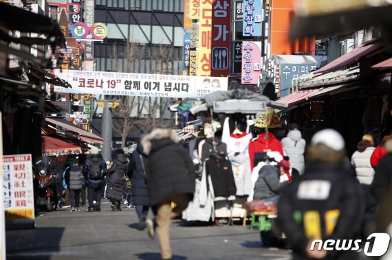 오는 11일부터 코로나19로 피해를 입은 소상공인과 고용 취약계층에 3차 재난지원금이 지급된다. 지난 10일 서울 중구 남대문시장에 코로나 극복 기원 현수막이 걸려있다.