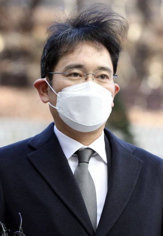 이재용 삼성전자 부회장이 지난해 서울 서초중앙로 서울고등법원에서 열린 국정농단사건 파기환송심 결심공판에 출석하고 있다.