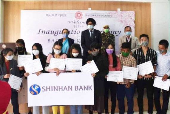 신한은행이 장학금을 수여한 인도 마니푸르 대학교 학생들이 기념촬영을 하고 있다. 신한은행 제공