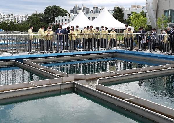 정세균 국무총리가 지난해 7월 25일 인천 부평정수장을 찾아 수돗물 유충 발생 관련 대응상황을 점검하고 있다.