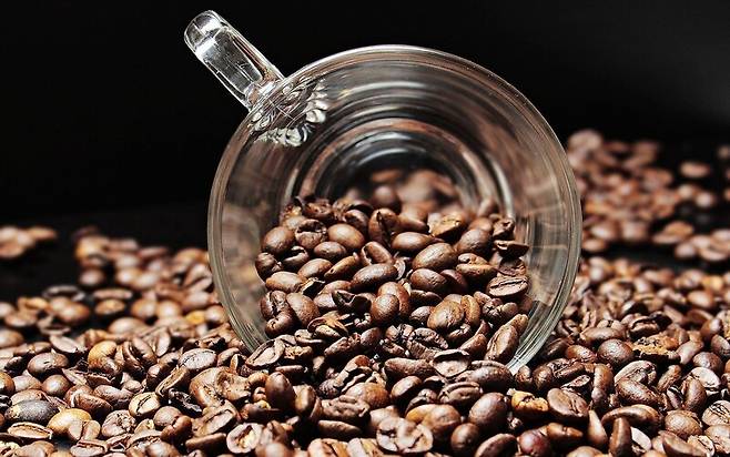 커피를 볶으면 부피는 그대로지만 무게는 약 절반으로 줄어든다. 픽사베이