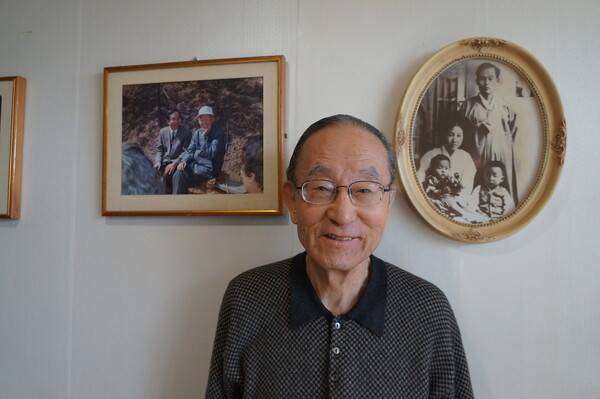 김명혁 목사 뒤로 어릴 때 부친 김관주 목사와 함께 찍은 가족 사진이 보인다. 왼쪽 사진은 한경직 목사와 찍었다. “고교 졸업 무렵 한경직 목사를 찾아 좋은 목사가 되려면 어느 대학을 가야 하느냐고 묻자 역사를 공부하라고 하더군요. 그래서 서울대 사학과를 갔죠.” 강성만 선임기자