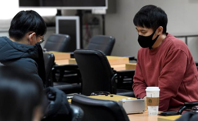 정두호(왼쪽) 3단과 류수항 6단이 11일 한국기원에서 제44기 SG배 명인전 예선 1회전 대국에 임하고 있다. 서재훈 기자