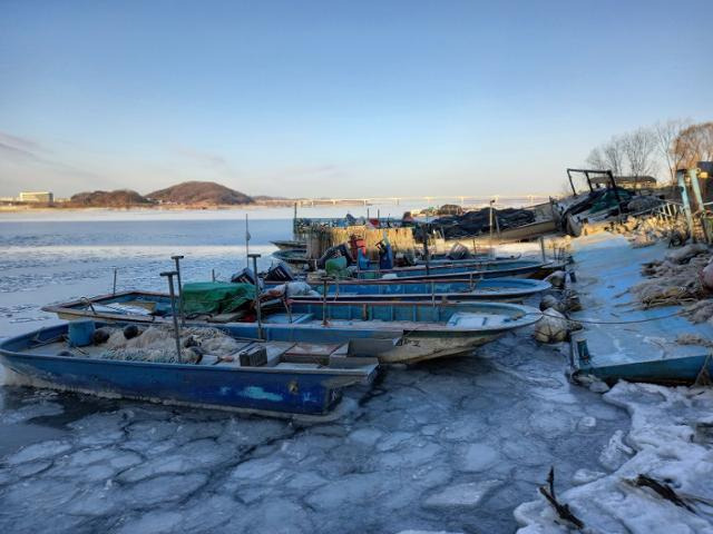 북극발 한파가 이어진 10일 오전 고양 한강하구 행주대교 인근 행주나루선착장에 어선들이 얼음에 갇힌 채 옴짝달싹 못하고 있다. 행주어촌계 제공