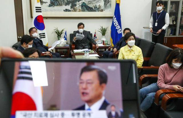 11일 국회 더불어민주당 당대표실에서 이낙연(왼쪽에서 네번째) 대표를 비롯한 당 지도부가 문재인 대통령의 2021년 신년사 생중계를 TV로 시청하고 있다. 배우한 기자