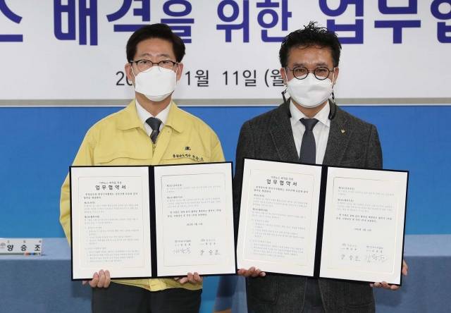 양승조 지사는 11일 도청 상황실에서 김동훈 한국기자협회장과 ‘가짜뉴스 배격을 위한 업무협약’을 체결했다.[사진 = 충남도]