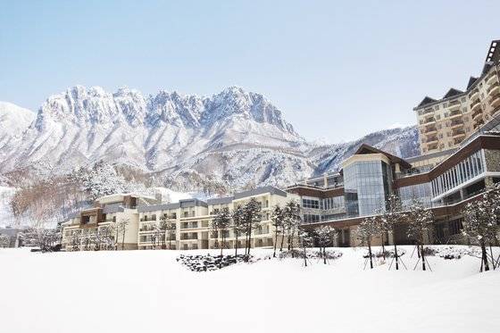 눈 덮인 설악산 울산바위를 볼 수 있는 델피노 리조트. [사진 소노호텔앤리조트]
