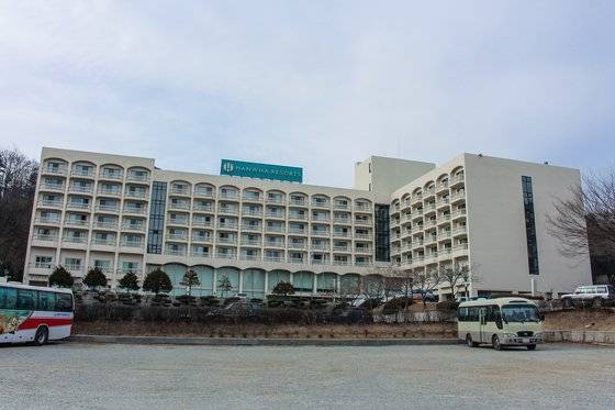 30년 역사를 자랑하는 경북 울진 한화리조트 백암. 모든 객실에서 후끈한 온천물을 쓸 수 있다. [사진 한화리조트]