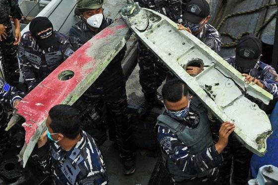 인도네시아 자카르타 북부 해상에서 발견된 사고기 잔해.[AP=연합뉴스]