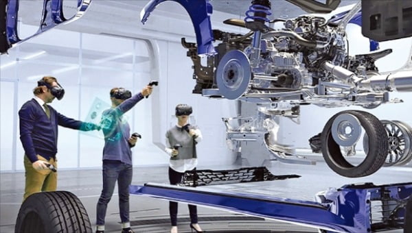 현대자동차 직원들이 가상현실(VR) 기기를 쓰고 제품 설계와 디자인을 검토하고 있다. 현대차 제공