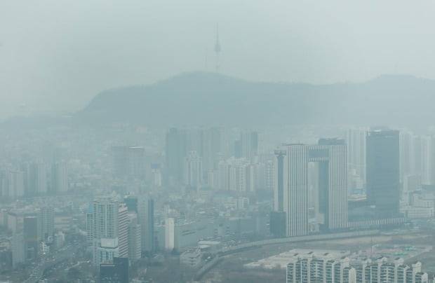 내일 낮부터 평년 기온을 회복할 전망인 가운데 불청객 '미세먼지'가 예보됐다. /사진=연합뉴스