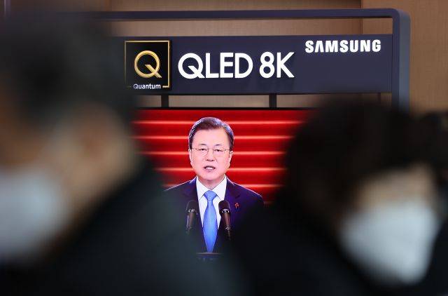 11일 오전 서울역 대합실에서 문재인 대통령 신년사 중계방송이 방송되고 있다. 연합뉴스