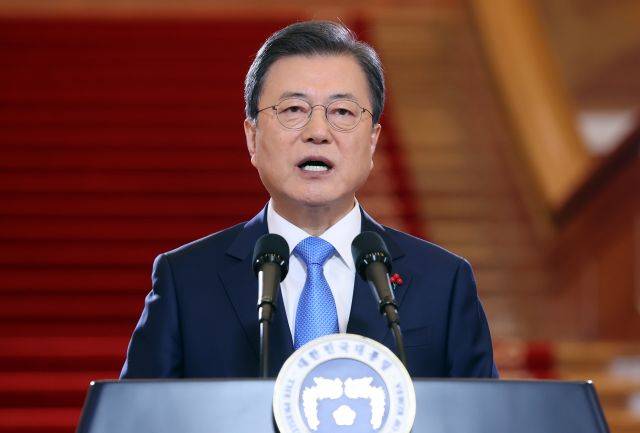 문재인 대통령이 11일 청와대에서 신년사를 하고 있다. 연합뉴스