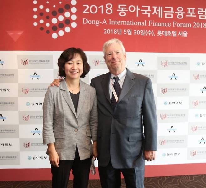 ▲신연수(왼쪽) 전 동아일보 논설위원. 사진=신연수 페이스북