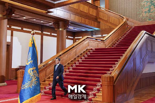 문재인 대통령이 11일 청와대 본관에서 신년사를 발표하기 위해 연단으로 이동하고 있다. [이충우 기자]