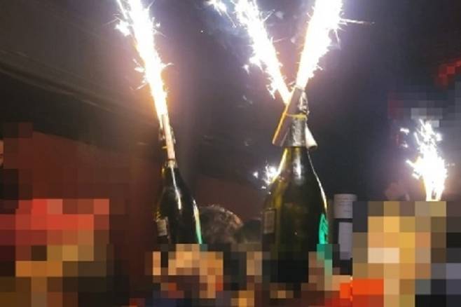 새벽 5시부터 오전 10시까지 문을 연 클럽 라운지에서 '방역'을 찾아볼 수 없었다. 여느 클럽과 다름 없이 사람들은 폭죽에 불을 붙이고 놀았다./사진=머니투데이 취재팀