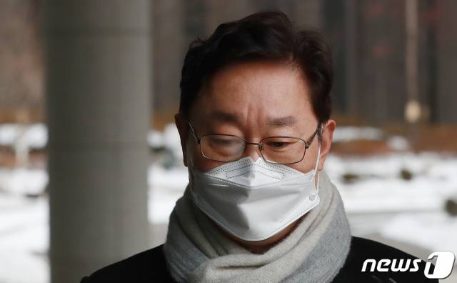 박범계 법무부 장관 후보자가 11일 오전 서초구 서울고등검찰청사에 마련된 인사청문회 준비 사무실에 출근하며 취재진의 질문에 답하고 있다. /사진=뉴스1.