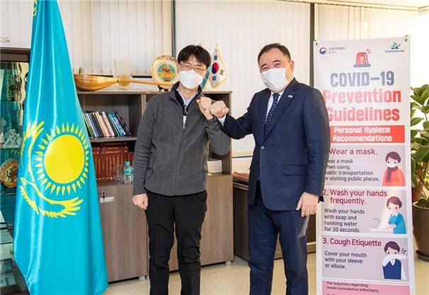 지난 8일 용산구청 공무원(왼쪽)이 카자흐스탄 대사관에 방역 물품을 전달하고 대사관 직원과 주먹인사를 했다./사진제공=용산구청