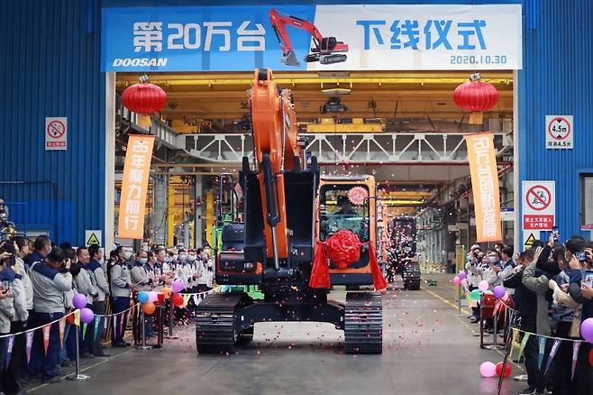 두산인프라코어는 2020년 중국에서 10년래 최대 판매기록을 달성했다. 사진은 지난해 중국 진출 해외기업 최초로 굴착기 누적 생산 20만대를 돌파해 개최한 기념식. [두산인프라코어 제공]