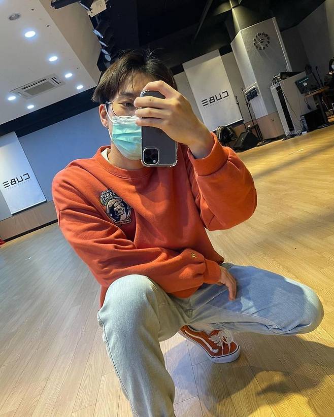 Group BtoB Seo Eunkwang has revealed the latest situation in the practice room.Seo Eunkwang posted a picture on his personal Instagram on January 11 with an article entitled Instagram is difficult to feel ... I take a camera overturning, but I say turn you over.In the open photo, Seo Eunkwang is taking a self-portrait in various angles in the practice room.Especially, Seo Eunkwang, who takes a picture of a handstand, responded to the fans such as I will get my hair straight and I am crazy.