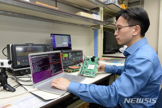 [대전=뉴시스] ETRI가 CES서 인공지능, 홀로그램, 지능형 보안센서 등 첨단 ICT 기술을 공개한다. ETRI 양정민 선임연구원이 인공지능 반도체 성능을 시연하는 모습.