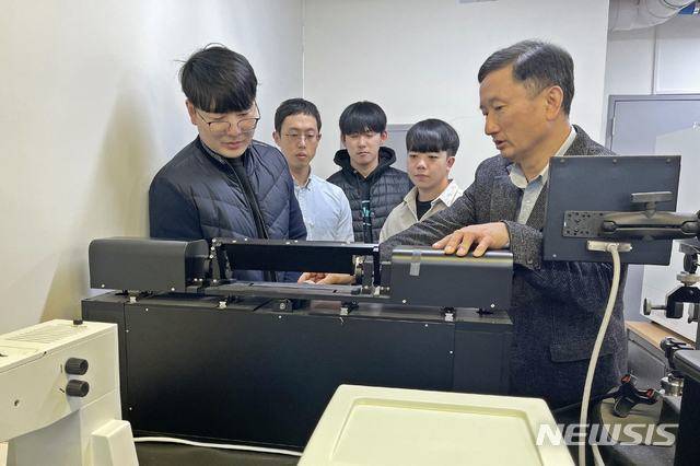 [천안=뉴시스]단국대학교 한관영 교수 연구팀이 연구 샘플의 밴딩테스트를 진행하고 있다.