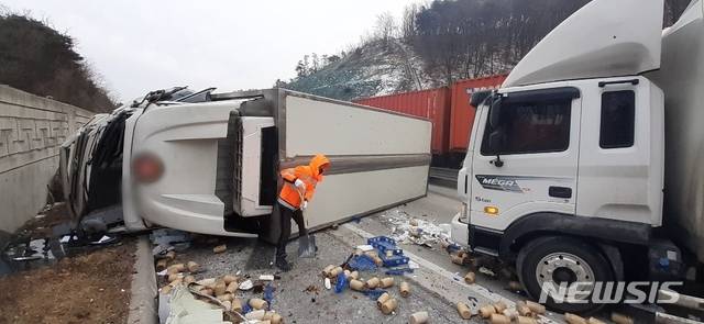 [음성=뉴시스] 조성현 기자 = 11일 오전 9시56분게 충북 음성군 금왕읍 평택제천고속도로(평택 방향) 상행선 금왕휴게소 인근에서 A(36)씨가 운전하던 5t 화물차가 B(44)씨의 3.5t 화물차를 추돌했다. (사진=음성소방서 제공) 2020.01.11. photo@newsis.com