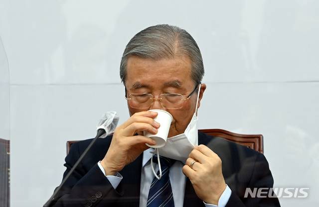 [서울=뉴시스]전진환 기자 = 11일 오전 국회에서 열린 국민의힘 비상대책위원회의에서 김종인 비대위원장이 물을 마시고 있다. (공동취재사진) 2021.01.11. photo@newsis.com