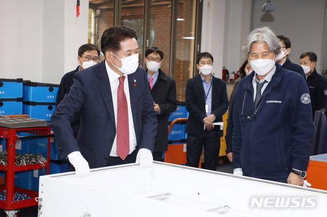 최대호 시장(사진·왼쪽) 중소기업 방문 현장.