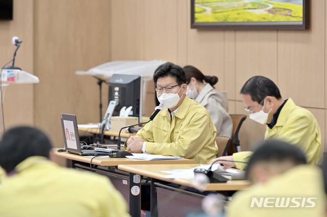 [공주=뉴시스]업무 보고 받는 김정섭 공주시장.2021.01.11.(사진=공주시 제공)