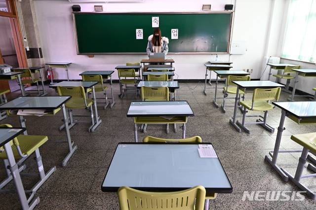 [수원=뉴시스] 김종택기자 = 신종 코로나바이러스 감염증(코로나19) 이 확산되고 있는 7일 오전 경기도 수원시 팔달구 수원고등학교에서 온라인 졸업식이 열리고 있다. 2021.01.07.jtk@newsis.com