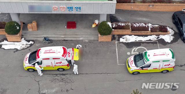 [광주=뉴시스] 류형근 기자 = 3일 오후 광주 광산구 한 요양병원이 신종 코로나바이러스 감염증(코로나19) 집단확진으로 통제되고 있는 가운데 방역당국이 환자를 타 병원으로 옮기고 있다. 요양병원에서는 이날 오후 2시기준 종사자 9명, 환자 53명 등 총 62명이 코로나19 확진 판정을 받았다. 2021.01.03.hgryu77@newsis.com