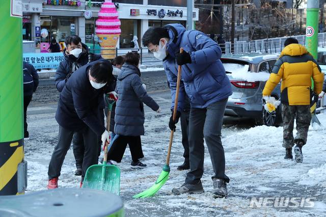 [서울=뉴시스] 서울 성동구에서 지난 6~7일 내린 폭설에 대한 제설작업을 실시하고 있다. (사진=성동구 제공) 2021.01.11. photo@newsis.com