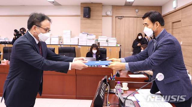 [수원=뉴시스] 유승경 경기도경제과학진흥원 후보자가 11일 인사청문회에서 장태환 인사청문위원장에게 선서문을 제출하고 있다. (사진=경기도의회 제공)