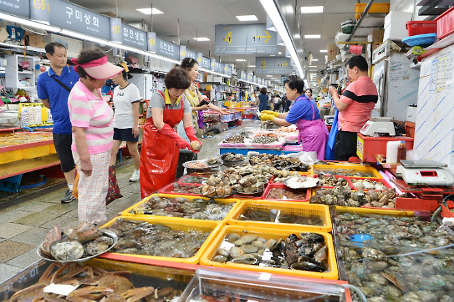 부산시가 시설이 오래된 전통시장과 상점가 환경개선을 위해 최대 4천만원을 지원한다. 부산시 제공
