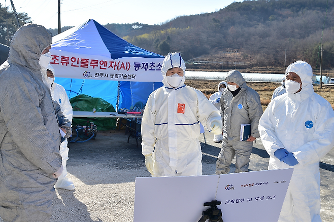 조규일 진주시장이 10일 방역 현장을 직접 방문해 AI 방역 대응체계를 점검하고 있다. 진주시 제공