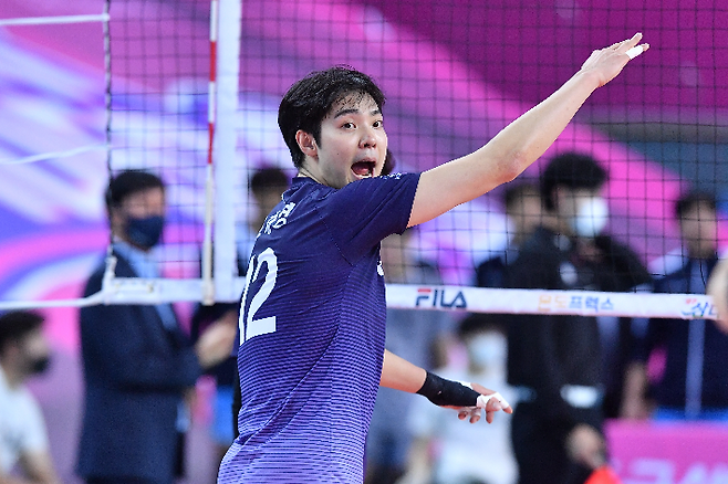 세터로 V-리그에 데뷔해 센터로 포지션을 변경한 조재영은 로베르토 산틸리 감독 부임 후 성장한 모습으로 주전 경쟁에 뛰어 들었다. 한국배구연맹 제공
