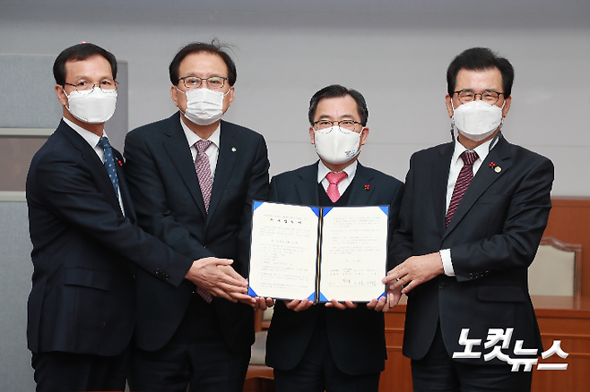 음성 성본산단 페트 플레이크 비축기지 구축 업무협약. 충북도 제공