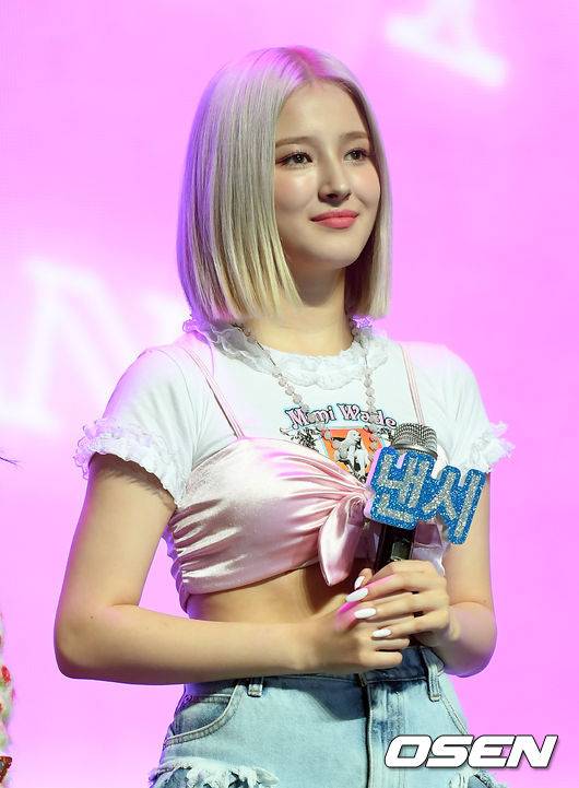 [OSEN=조은정 기자]그룹 모모랜드 낸시가 인사를 하고 있다. /cej@osen.co.kr