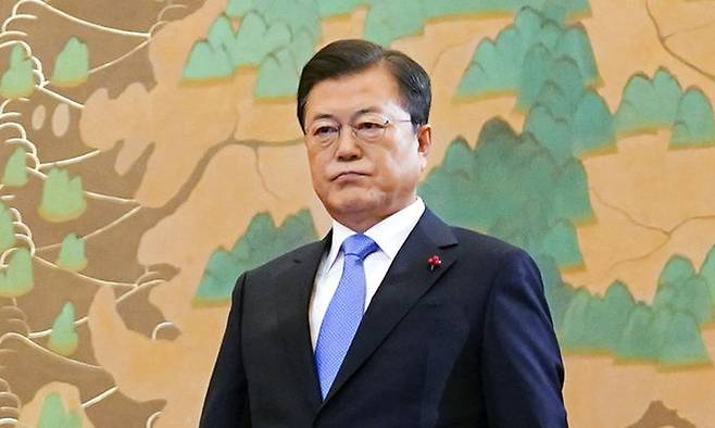 문재인 대통령이 11일 청와대에서 신년사를 하기 위해 연단으로 이동하고 있다. 연합뉴스
