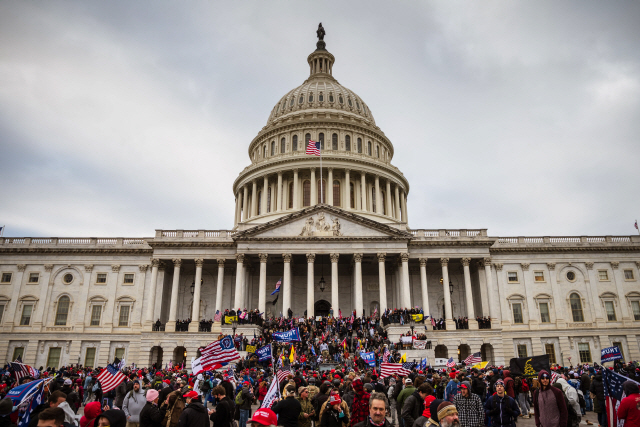 도널드 트럼프 미국 대통령 지지자들이 지난 6일(현지시간) 워싱턴DC의 의회 의사당으로 몰려가고 있다. /AFP연합뉴스