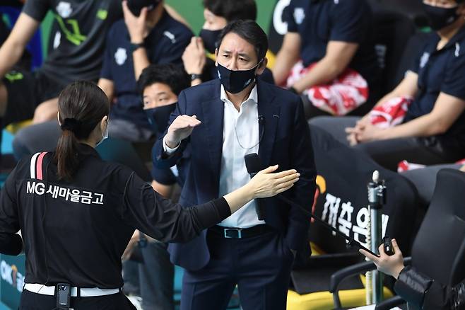 비디오 판독 결과에 항의하는 최태웅 현대캐피탈 감독 [한국배구연맹(KOVO) 제공. 재판매 및 DB 금지]